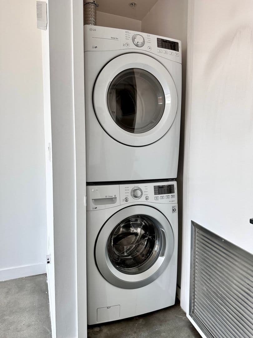 Los Angeles Apartment: 5700 Melrose Avenue