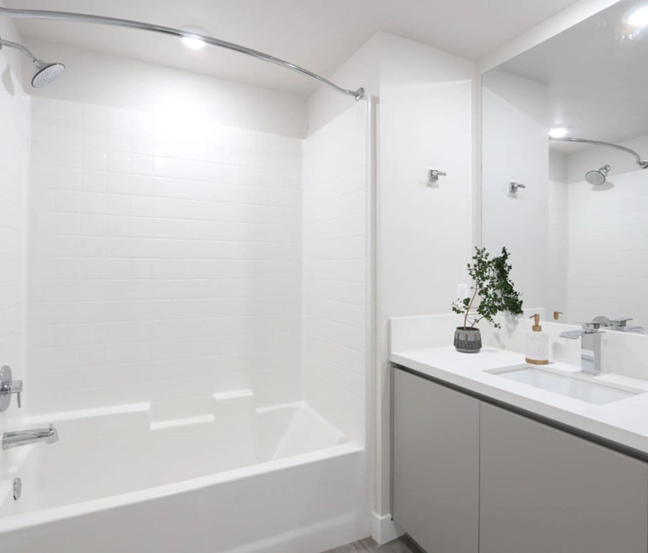 Los Angeles Apartment: 4660 Melrose Avenue