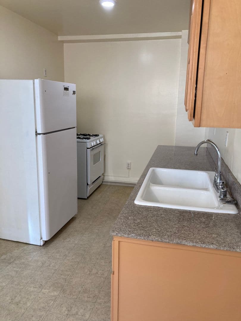 Los Angeles Apartment: 938 S. Lake Street