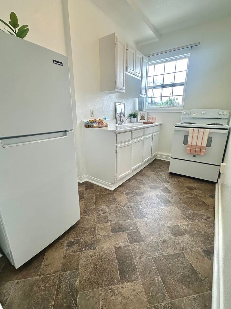 Los Angeles Apartment: 2121 W. 11th Street