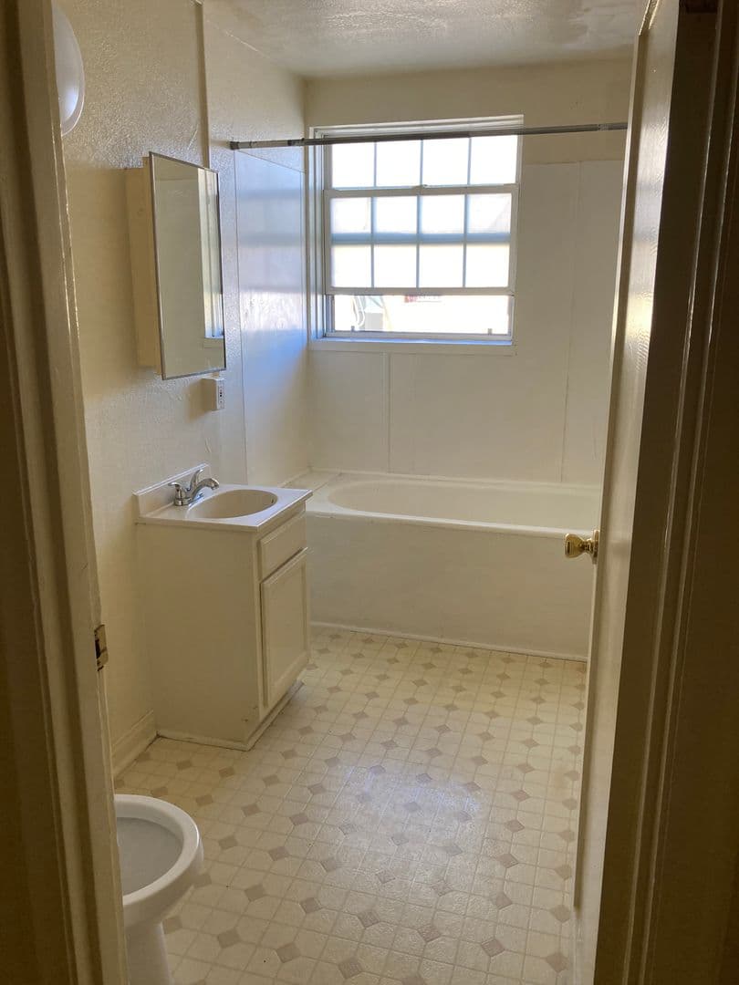 Los Angeles Apartment: 2121 W. 11th Street