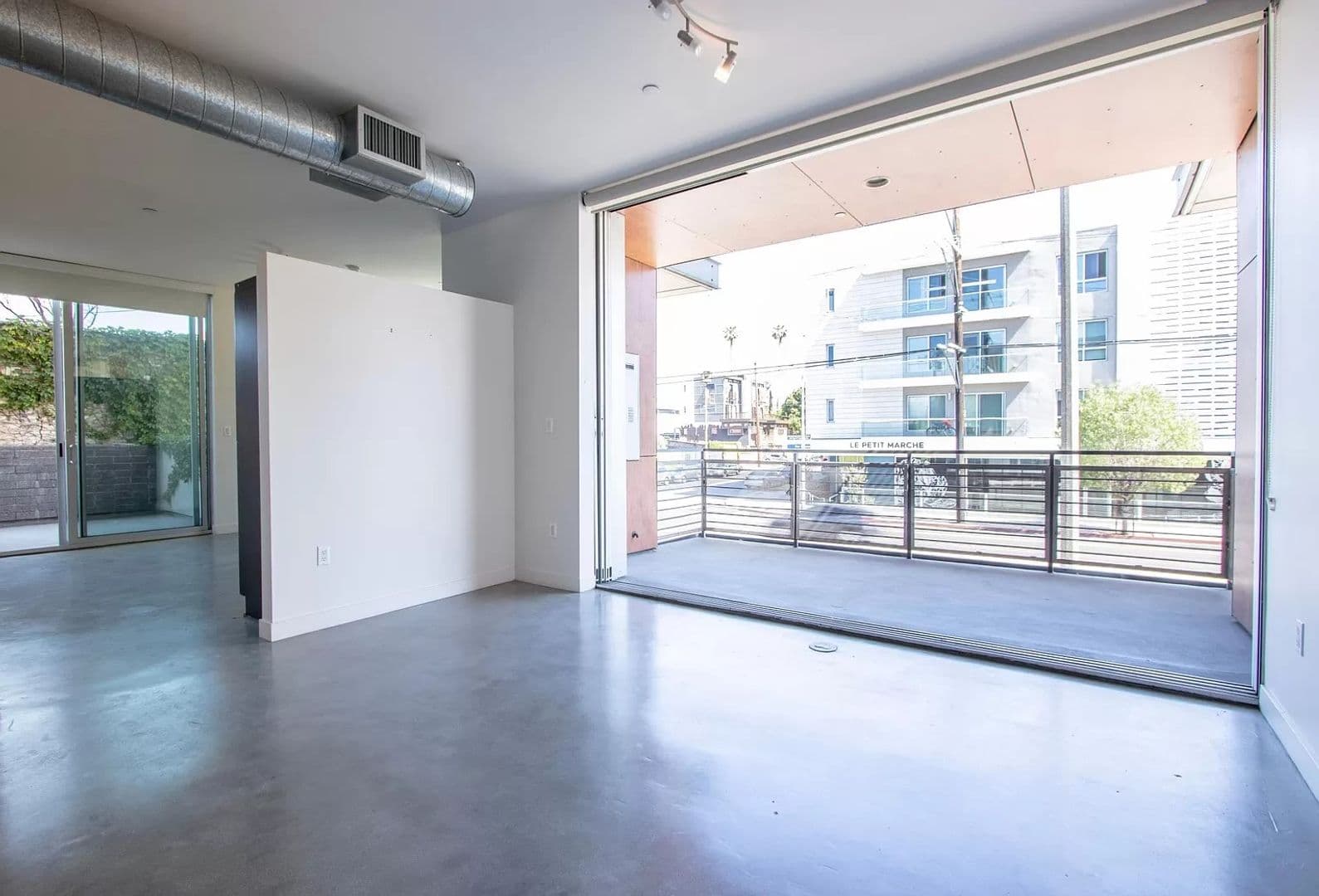 Los Angeles Apartment: 5700 Melrose Avenue