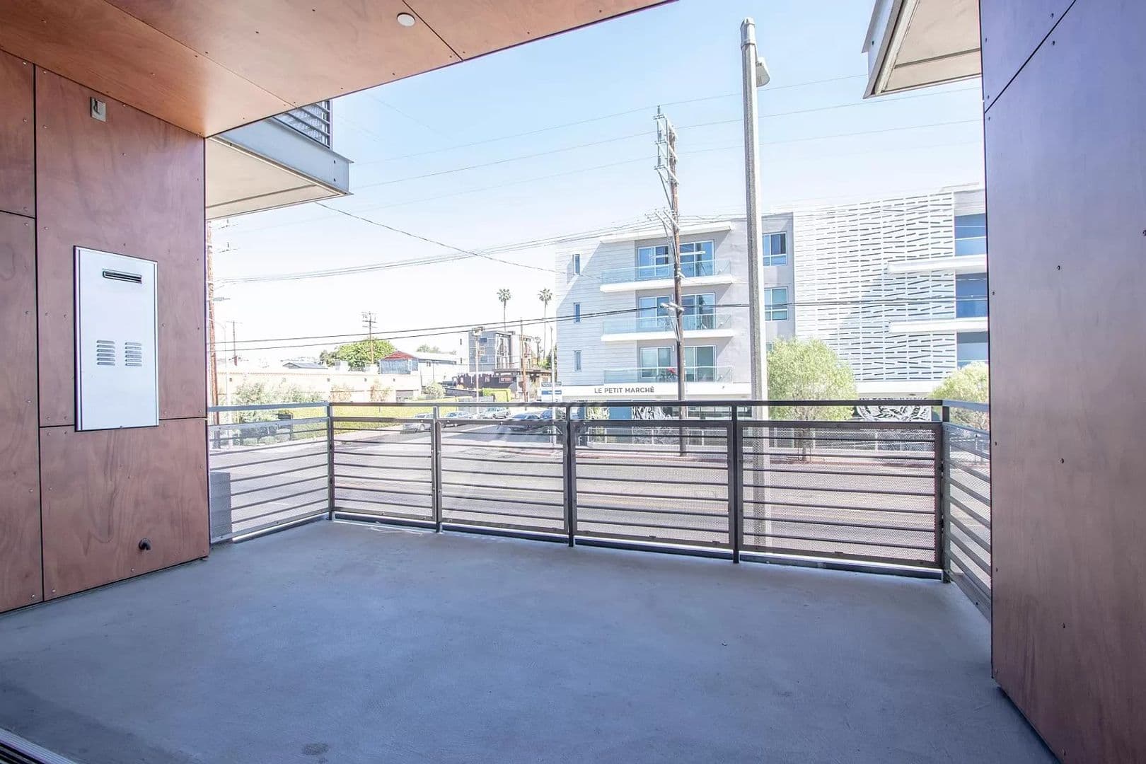 Los Angeles Apartment: 5700 Melrose Avenue