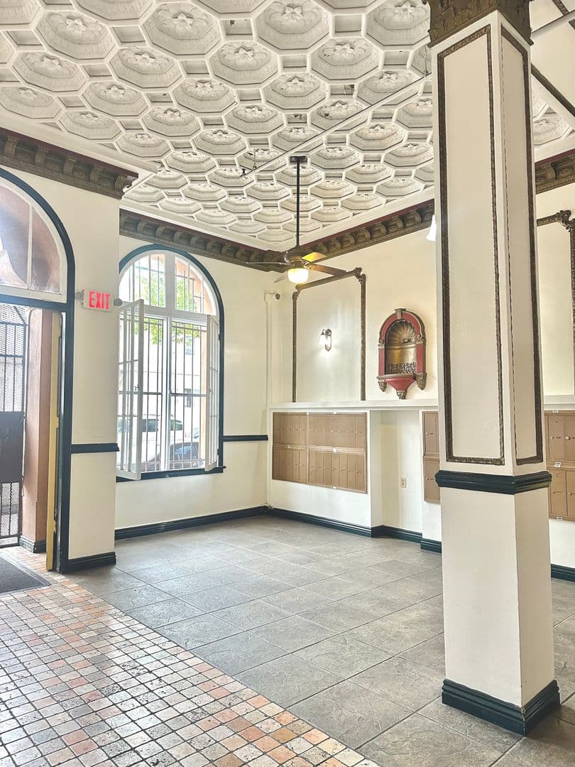 Los Angeles Apartment: 1209 S. Lake Street