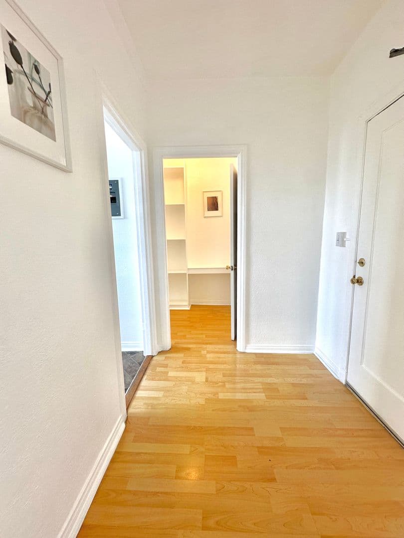Los Angeles Apartment: 2121 W. 11th Street