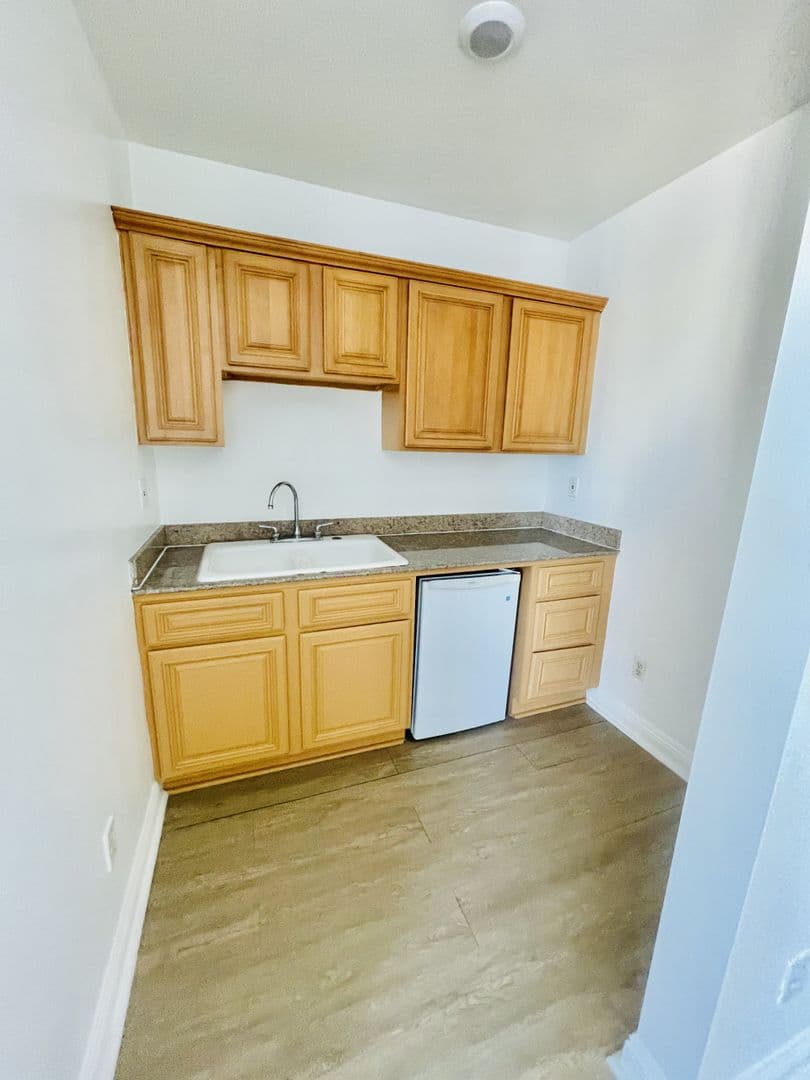 Los Angeles Apartment: 938 S. Lake Street