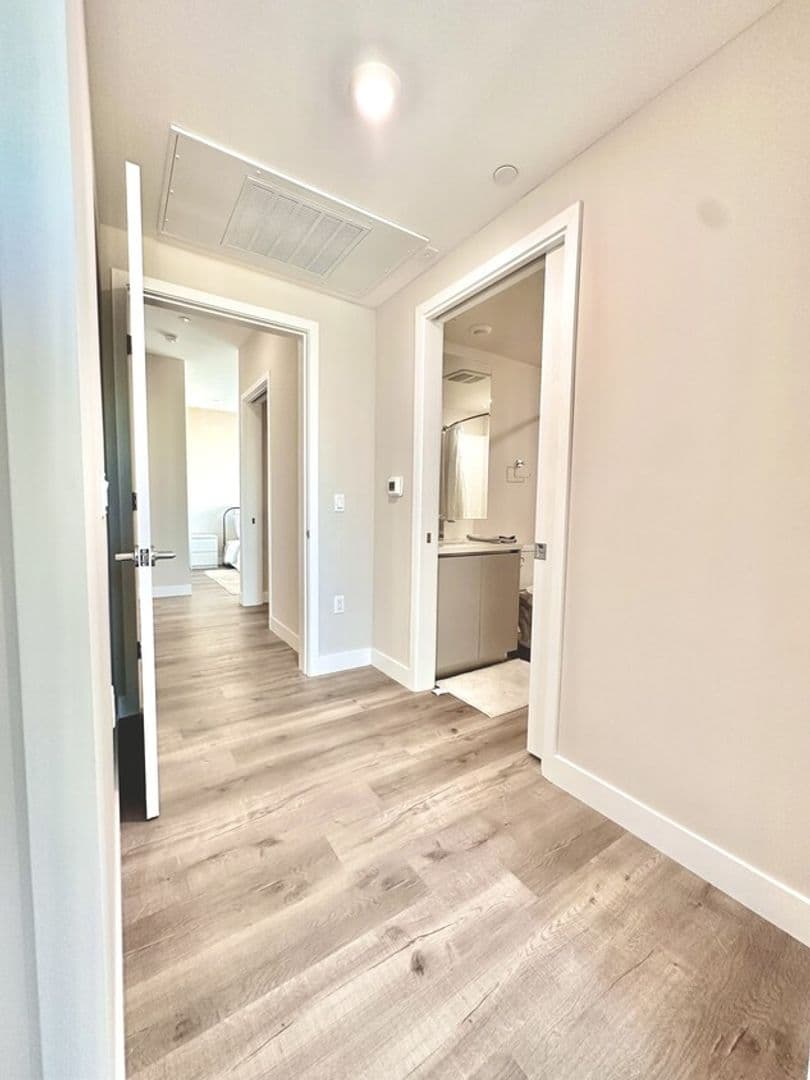 Los Angeles Apartment: 4660 Melrose Avenue