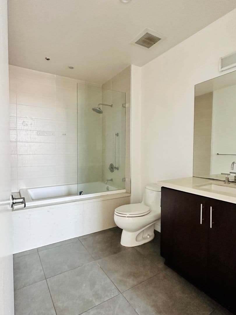 Los Angeles Apartment: 5700 Melrose Avenue
