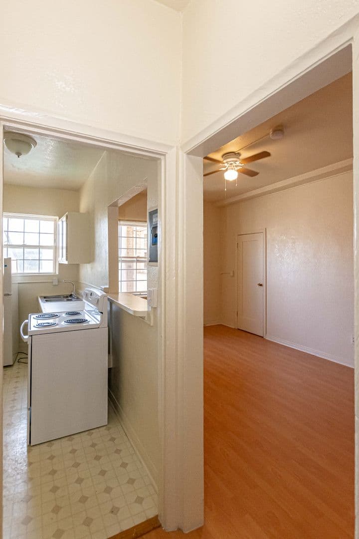 Los Angeles Apartment: 2121 W. 11th Street