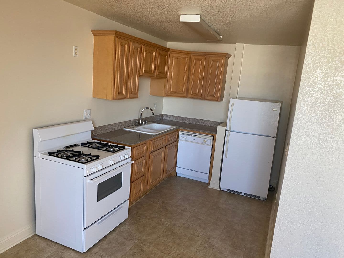 Los Angeles Apartment: 938 S. Lake Street
