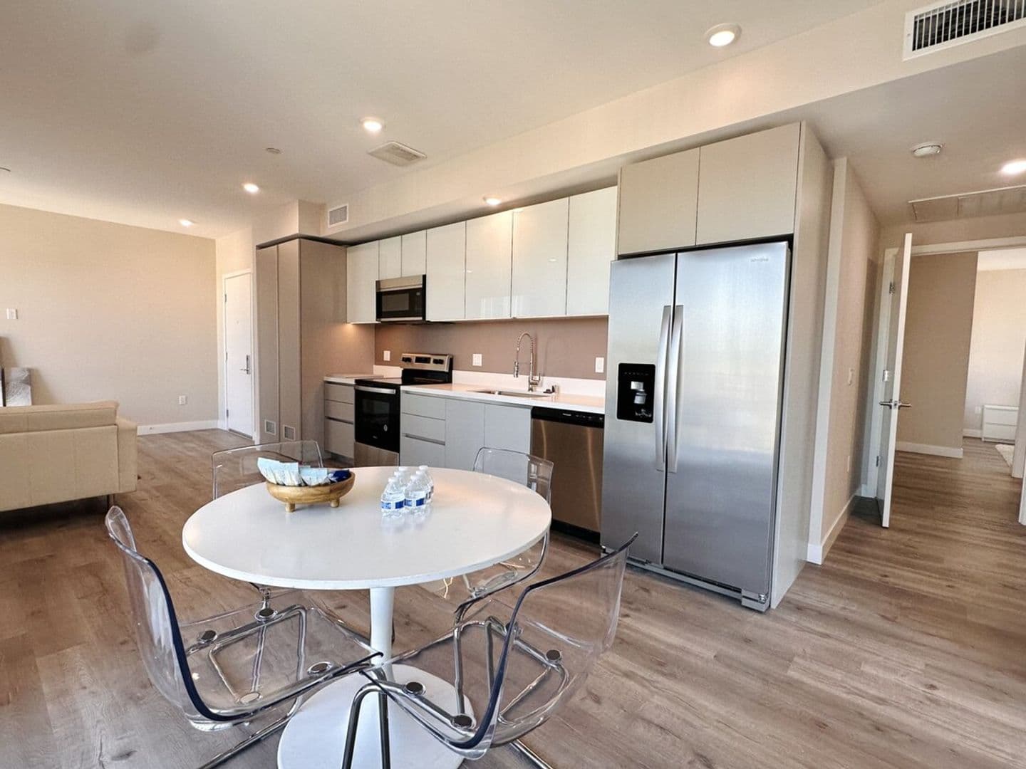 Los Angeles Apartment: 4660 Melrose Avenue