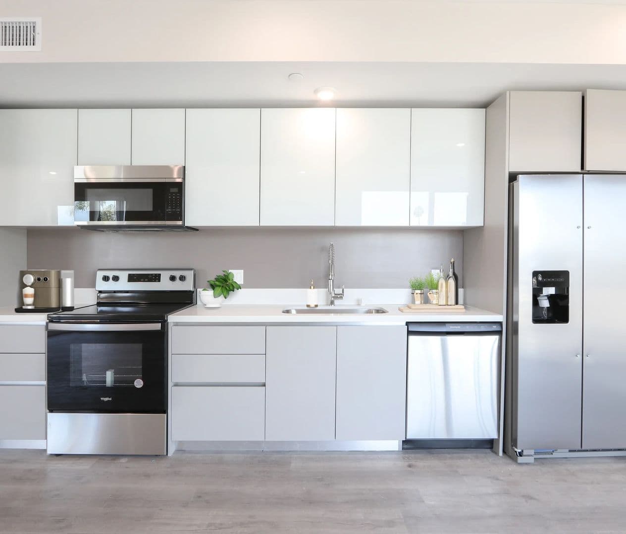 Los Angeles Apartment: 4660 Melrose Avenue