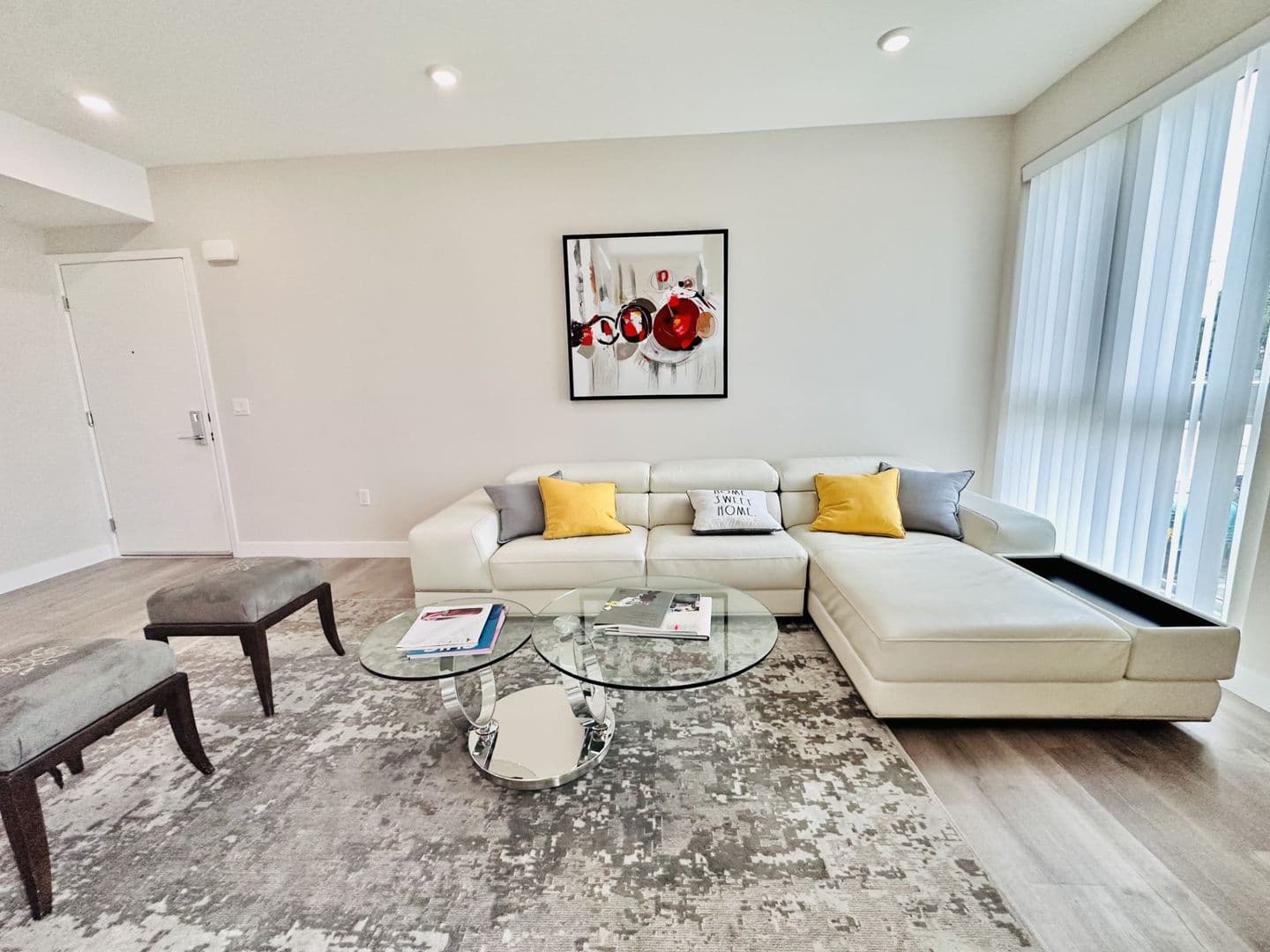 Los Angeles Apartment: 4660 Melrose Avenue
