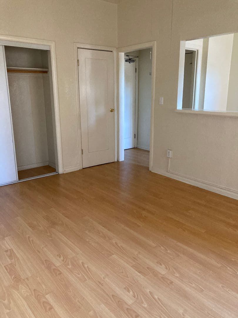 Los Angeles Apartment: 2121 W. 11th Street
