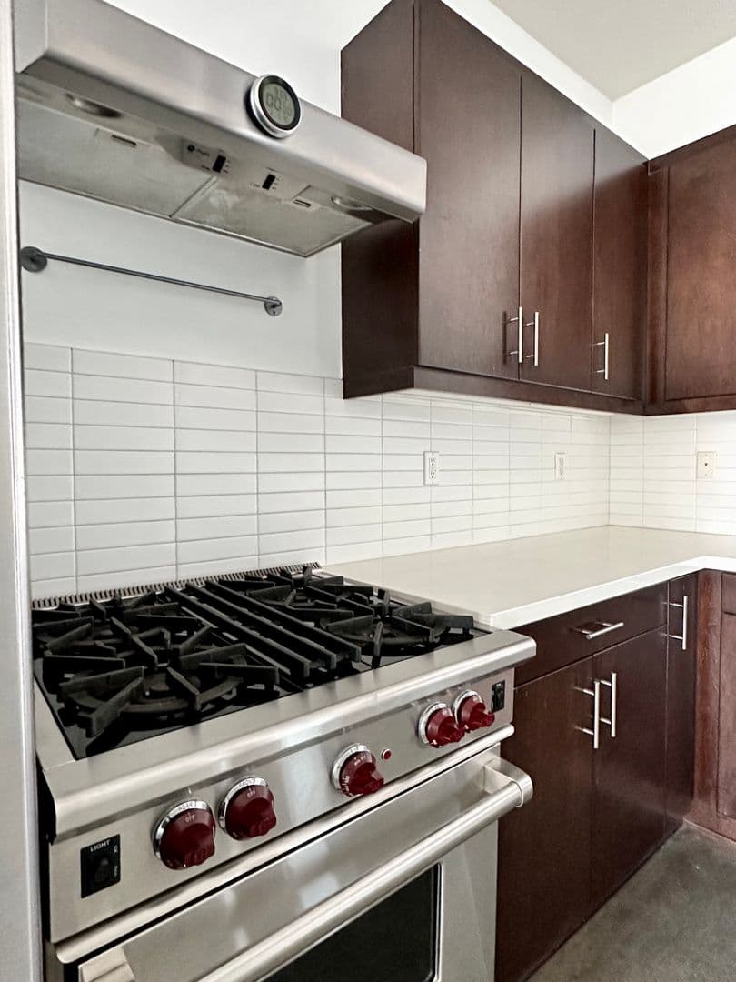 Los Angeles Apartment: 5700 Melrose Avenue
