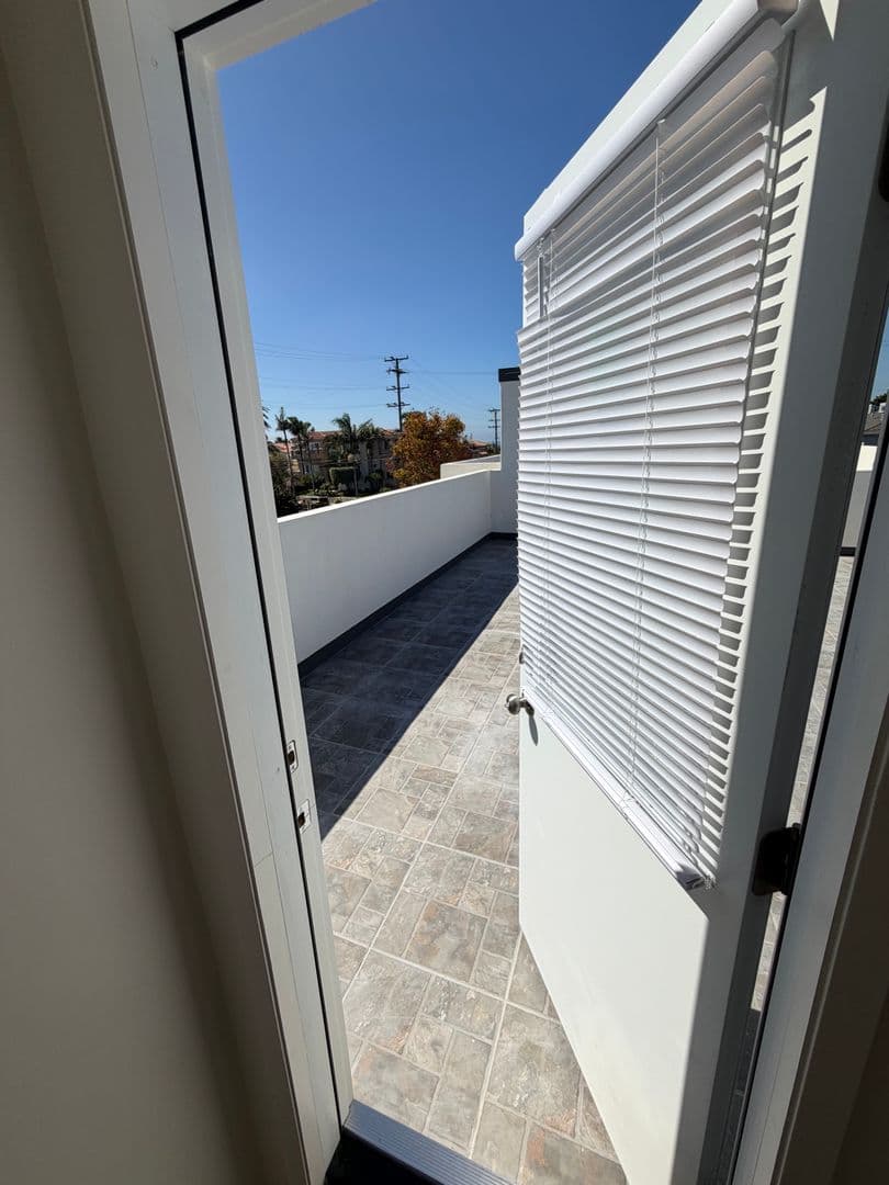Redondo Beach Apartment: 128 S Helberta Avenue