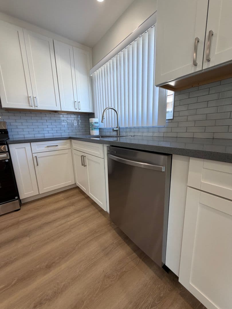 Redondo Beach Apartment: 128 S Helberta Avenue