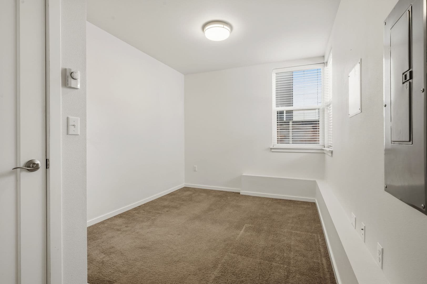Seattle Apartment: 1548 and 1546 NW 62nd St