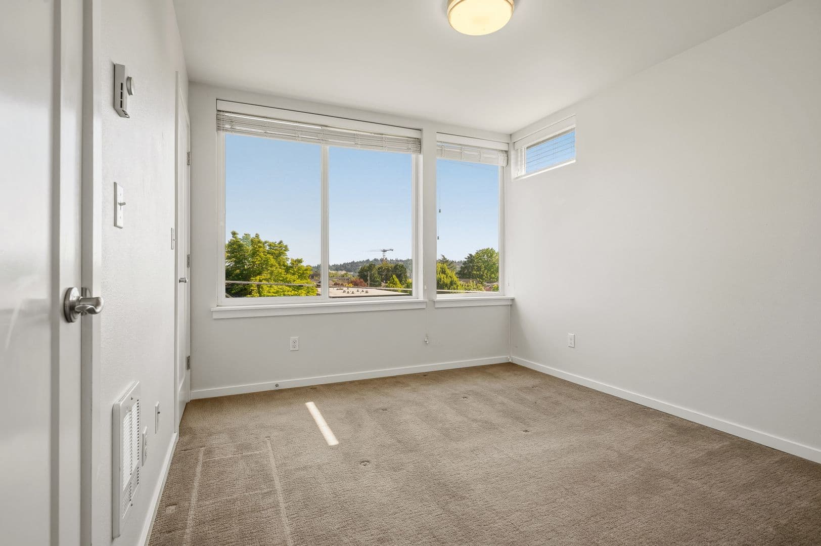 Seattle Apartment: 1548 and 1546 NW 62nd St