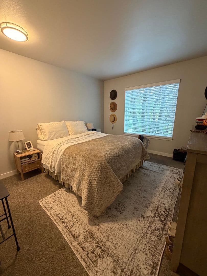 Seattle Apartment: 1922 42nd Ave E