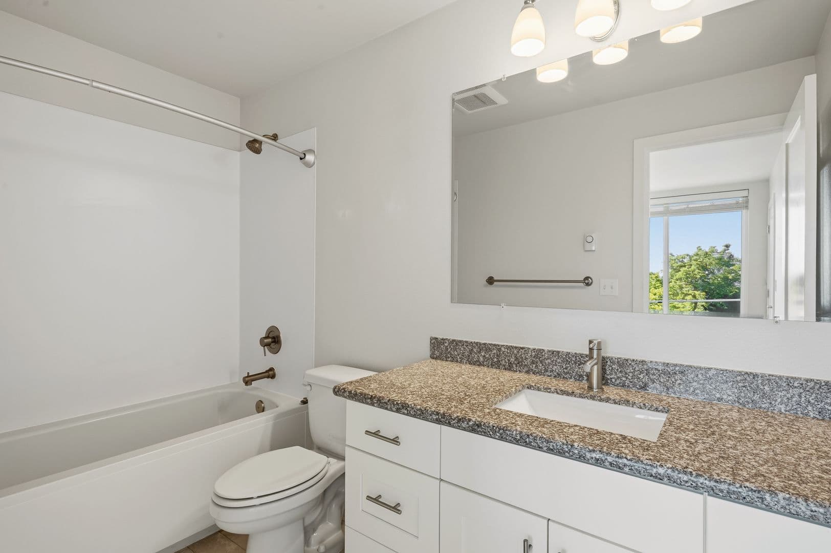 Seattle Apartment: 1548 and 1546 NW 62nd St