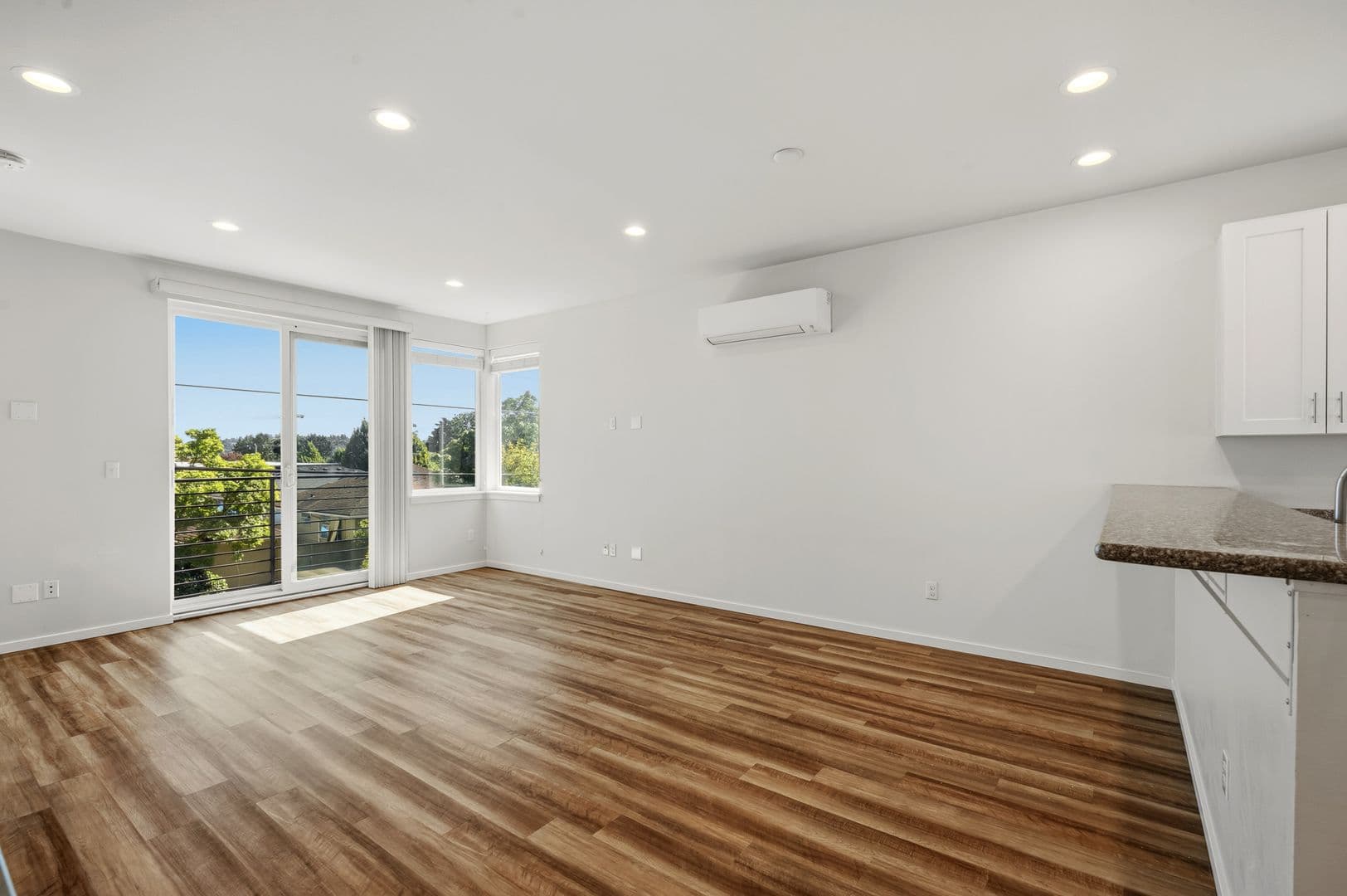 Seattle Apartment: 1548 and 1546 NW 62nd St