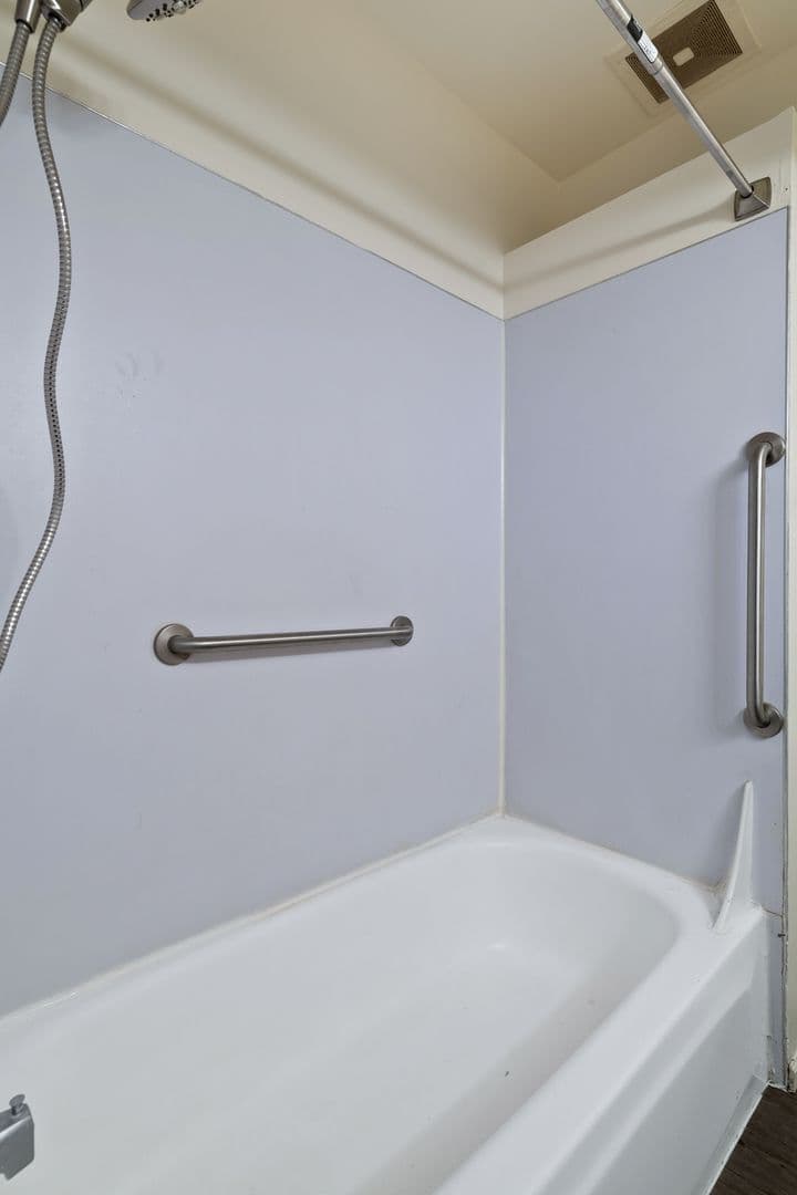 Seattle Apartment: 432 Summit Ave E