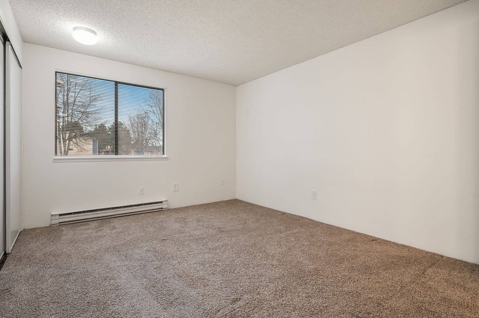 Everett Apartment: 702 W Casino Rd