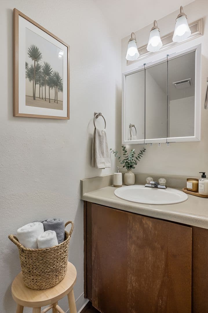 Everett Apartment: 702 W Casino Rd
