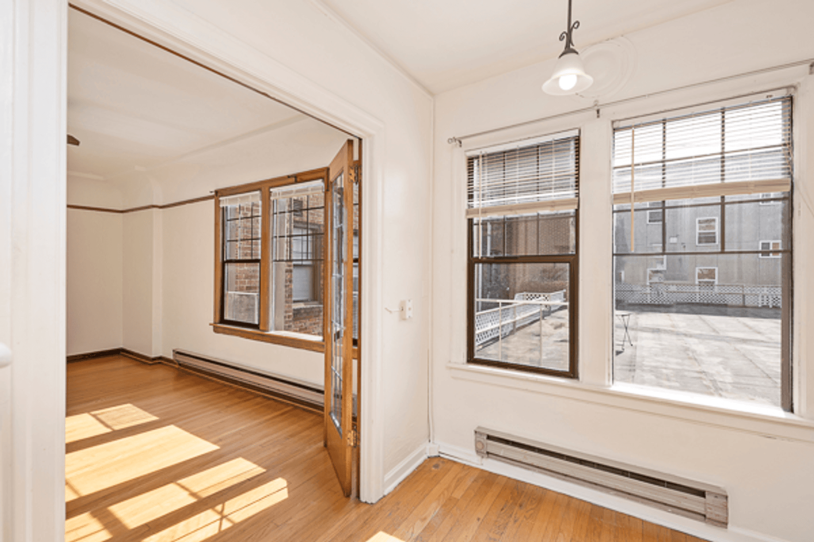 Seattle Apartment: 637 3rd Ave W