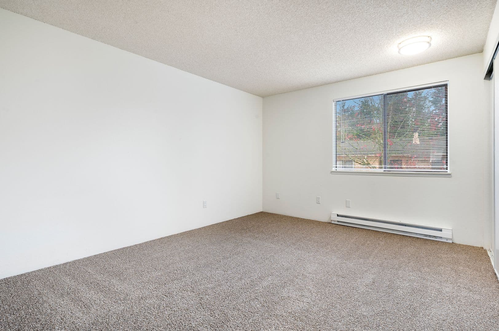 Everett Apartment: 702 W Casino Rd