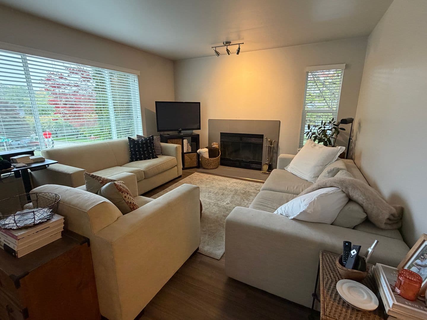 Seattle Apartment: 1922 42nd Ave E