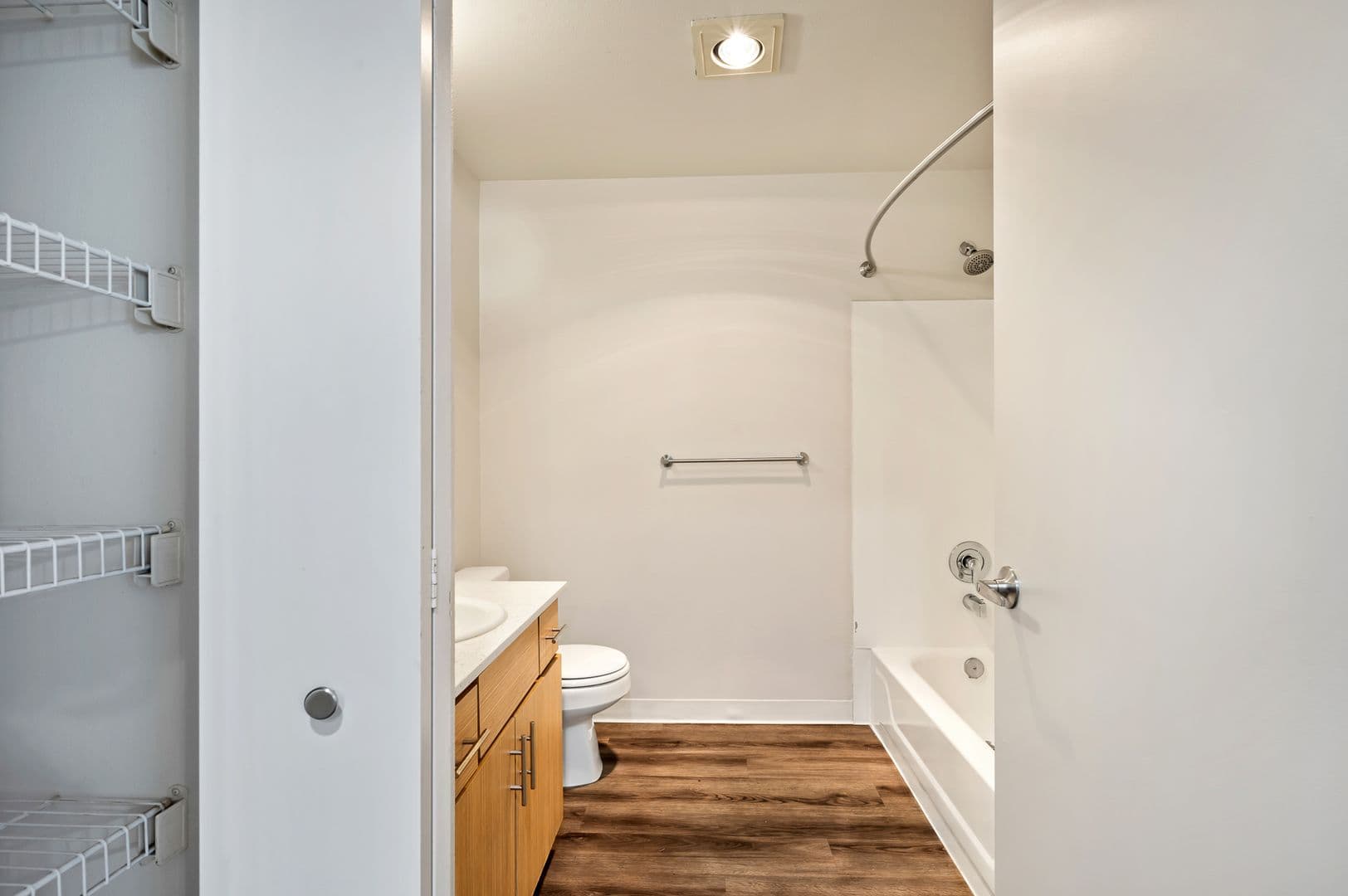 Seattle Apartment: 3236 SW Avalon Way