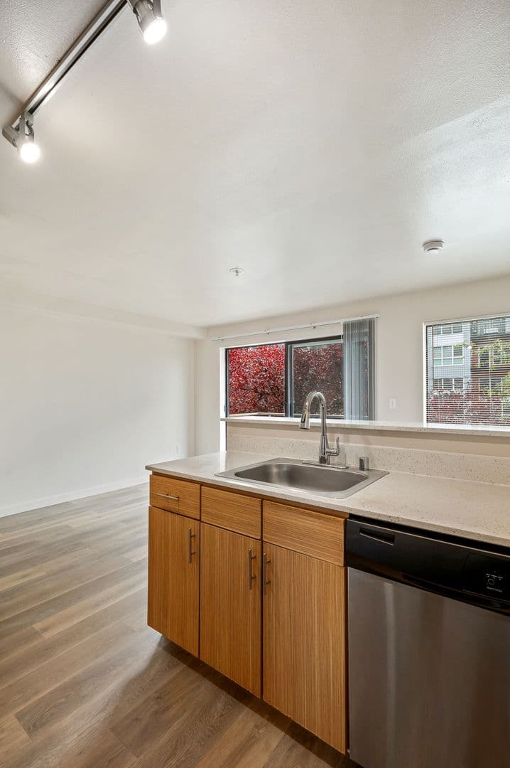 Seattle Apartment: 3236 SW Avalon Way