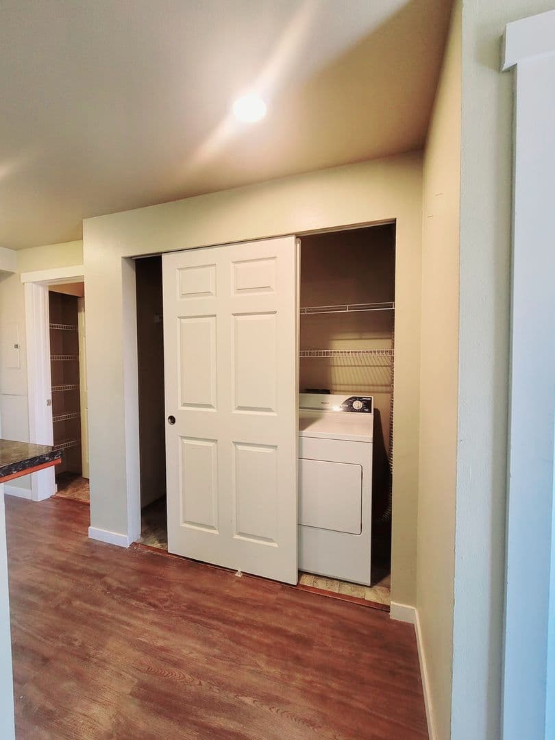 Seattle Apartment: 3250 SW Avalon Way