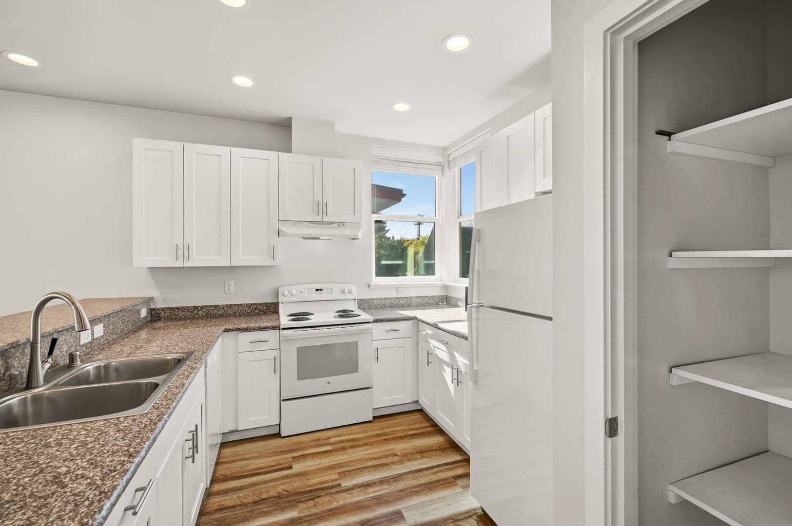 Seattle Apartment: 1548 and 1546 NW 62nd St