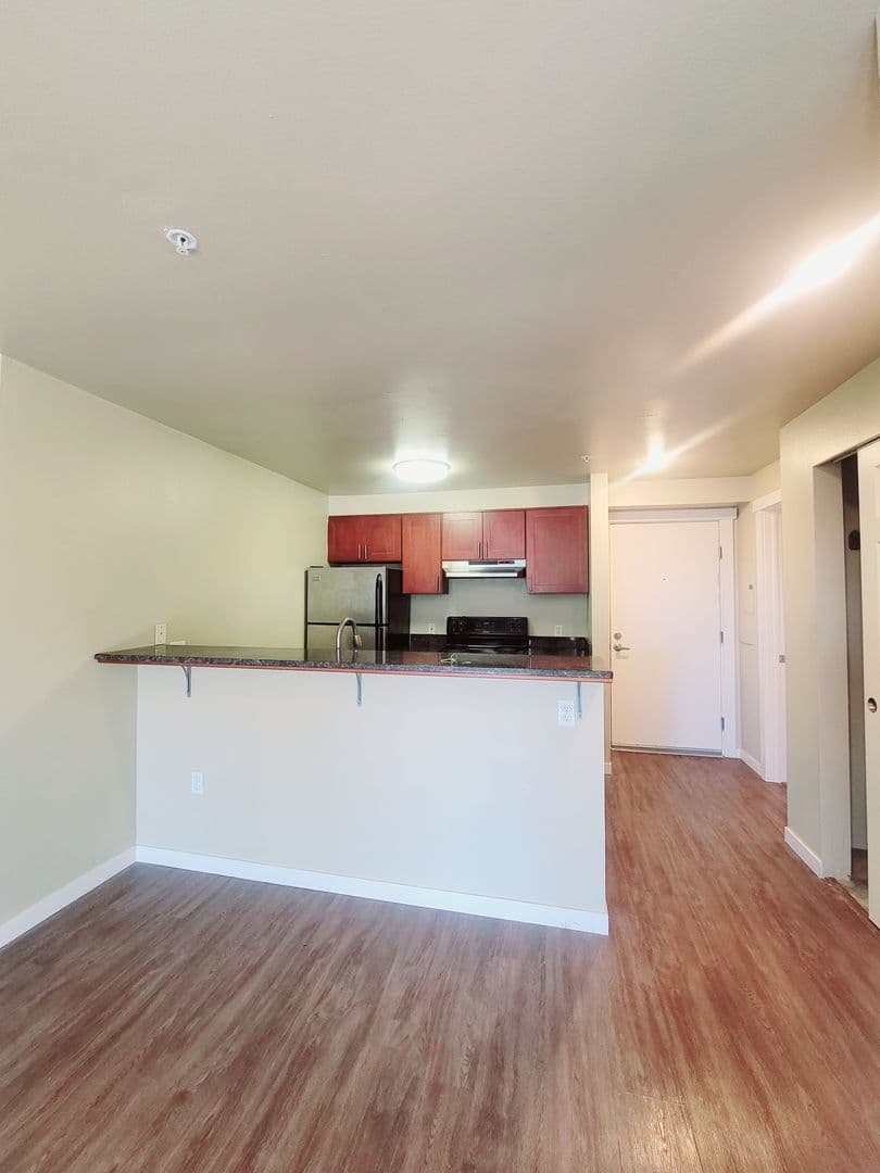 Seattle Apartment: 3250 SW Avalon Way