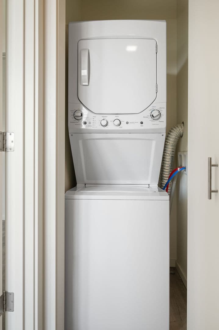 Seattle Apartment: 1427 NW 65th St