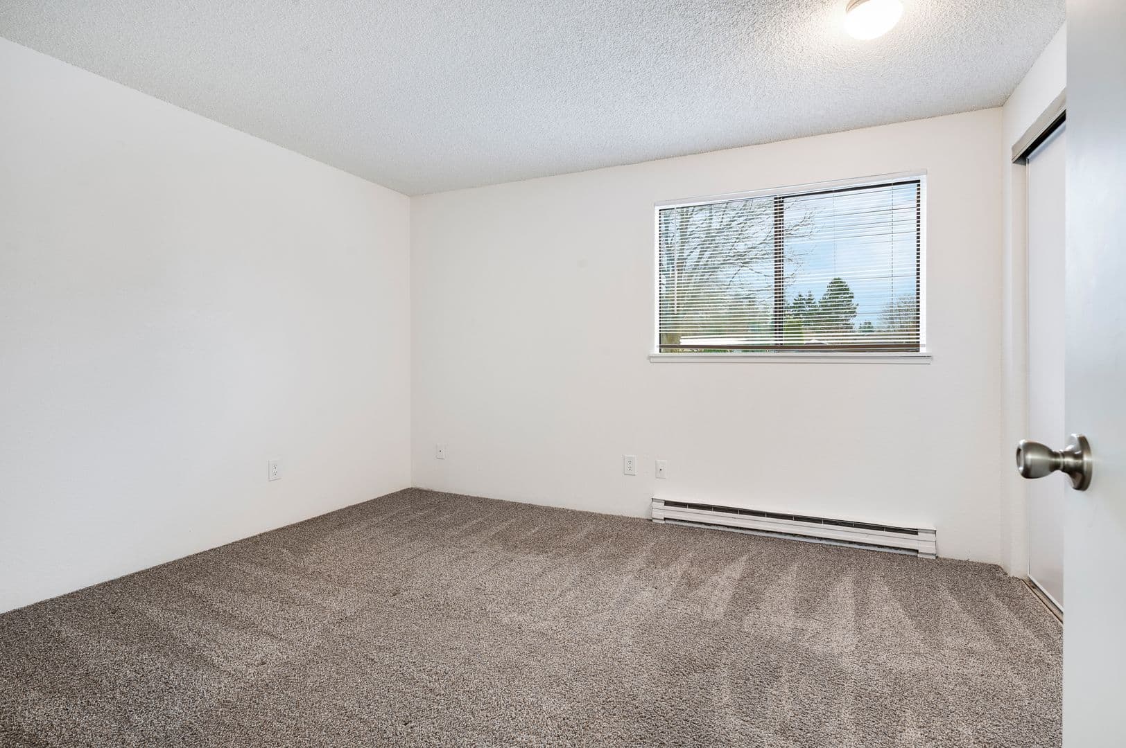 Everett Apartment: 702 W Casino Rd