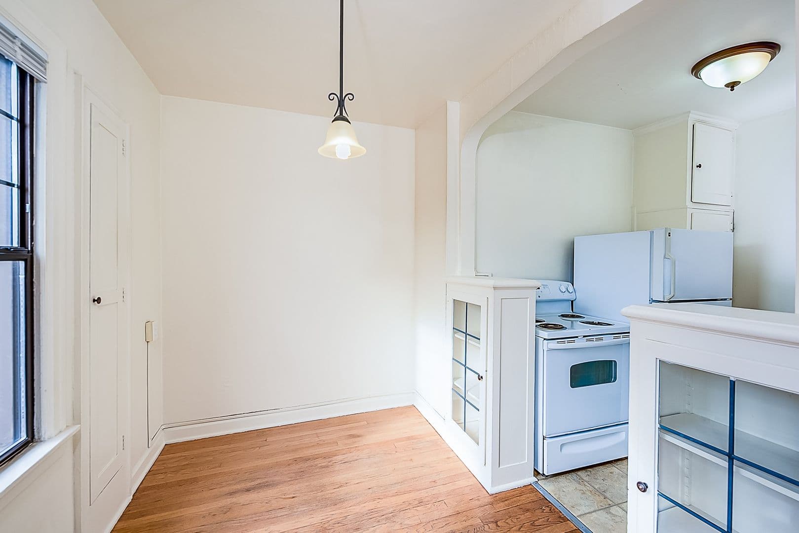 Seattle Apartment: 637 3rd Ave W