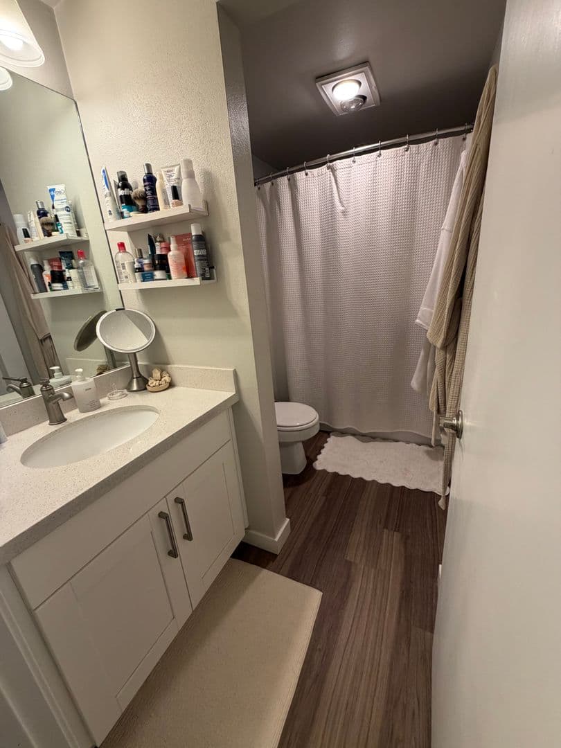 Seattle Apartment: 1922 42nd Ave E