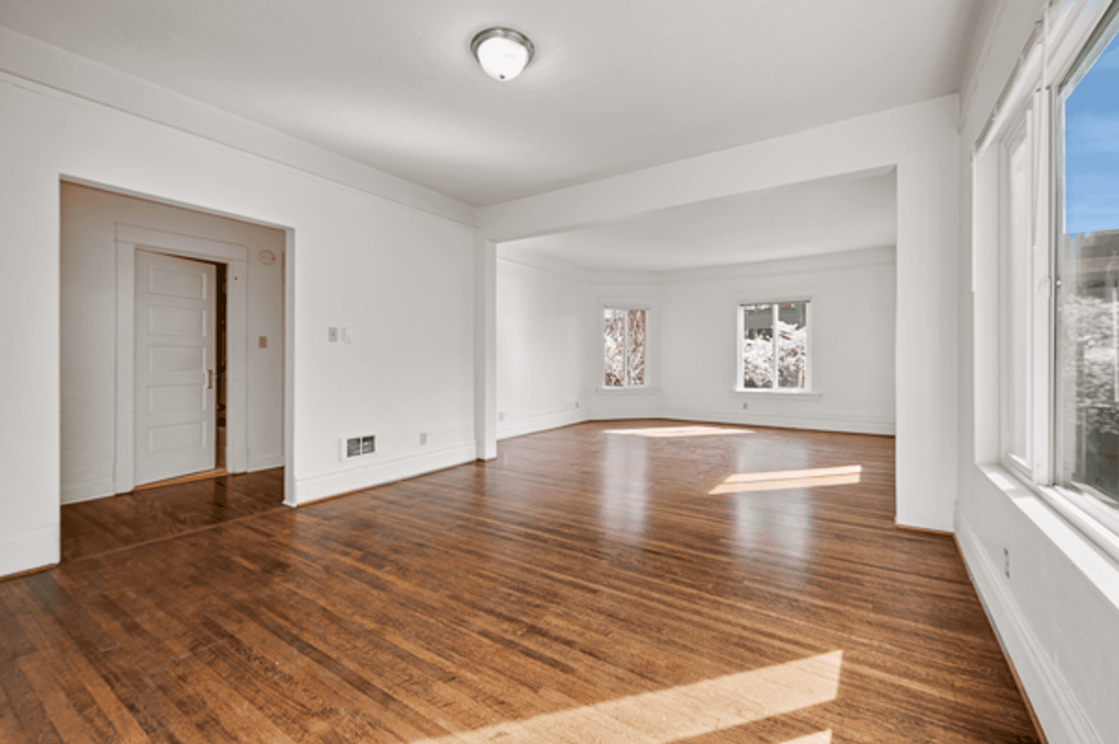 Seattle Apartment: 203 W Comstock St