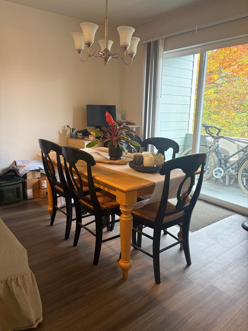 Seattle Apartment: 1922 42nd Ave E
