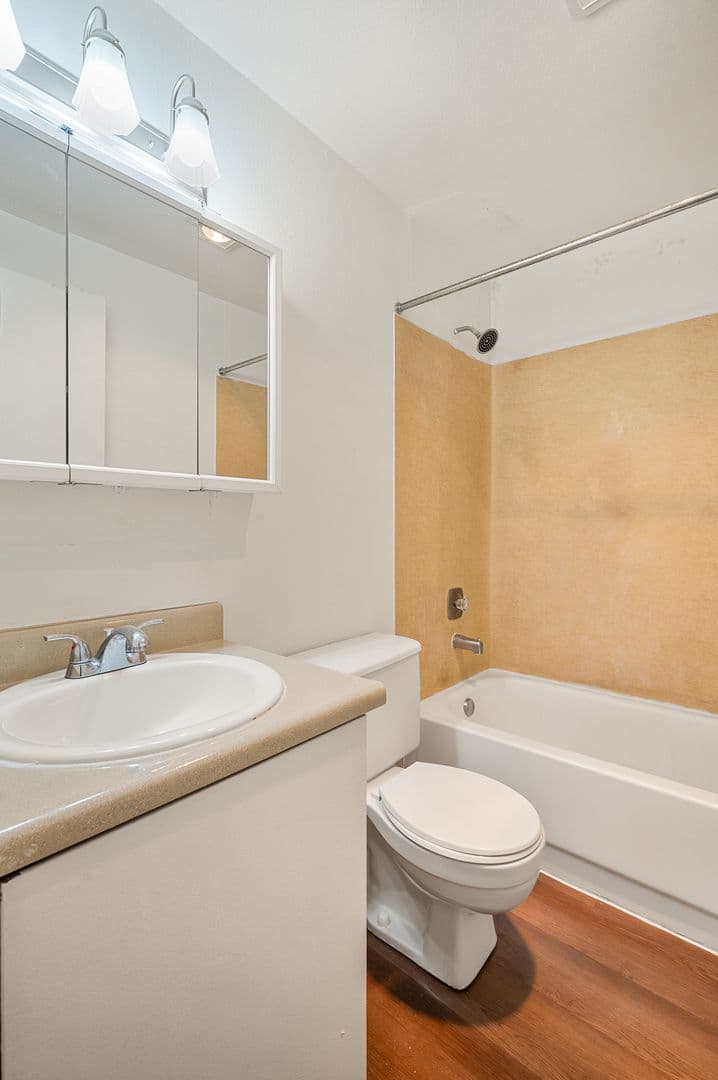 Everett Apartment: 702 W Casino Rd