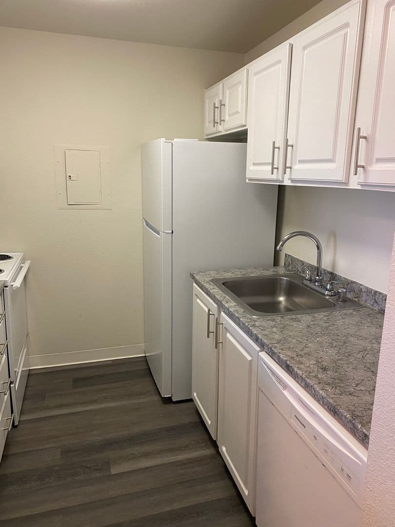 Everett Apartment: 1111 47th St SE