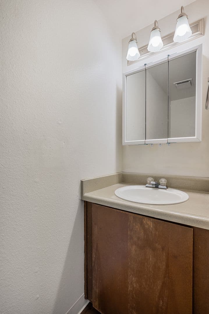 Everett Apartment: 702 W Casino Rd
