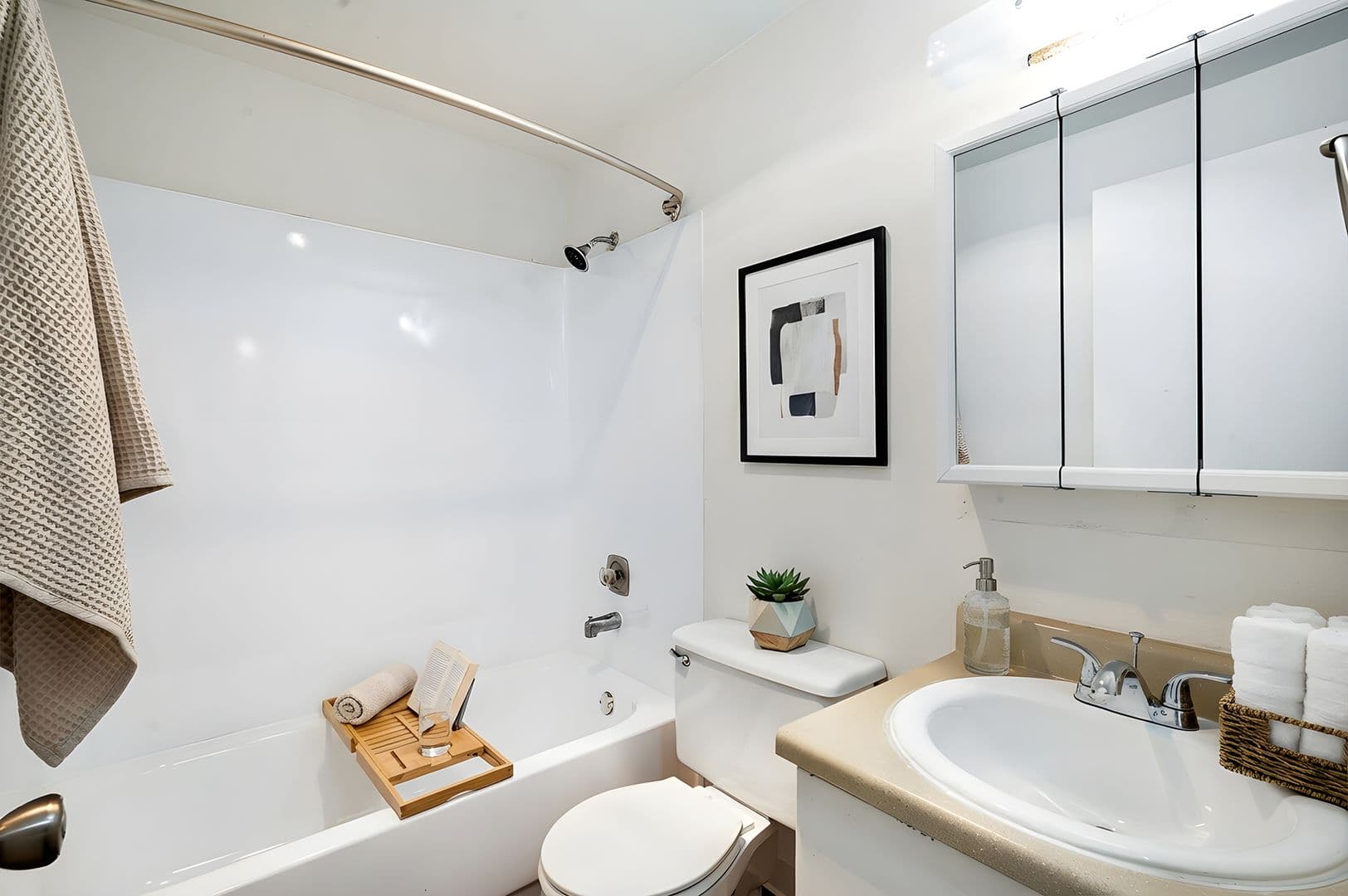 Everett Apartment: 702 W Casino Rd