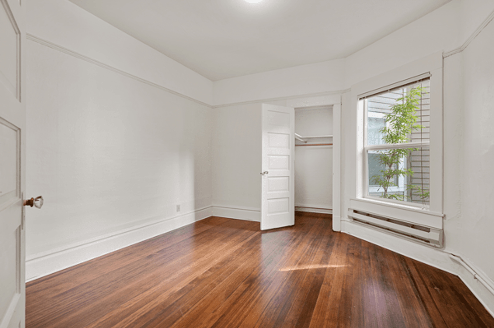 Seattle Apartment: 203 W Comstock St