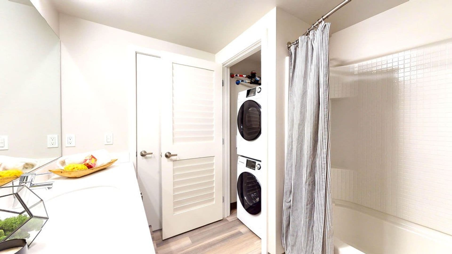 Seattle Apartment: 1600 Dexter Ave N