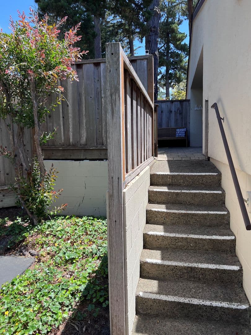 Pacific Grove House: 601 Acorn Ct